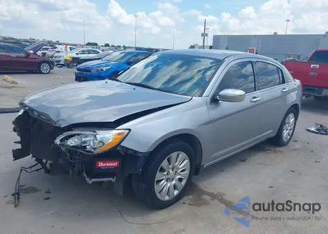 2014 Chrysler 200 Lx z USA, uszkodzony, nr VIN 1C3CCBAB0EN208331